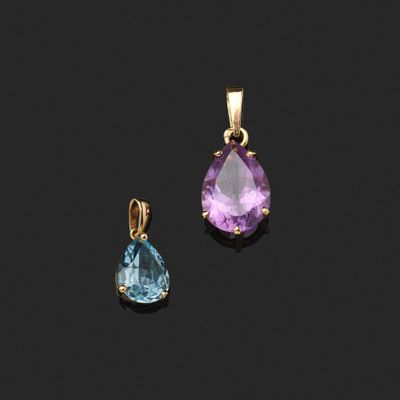 une paire de boucles d'oreilles en améthore et topaze bleue