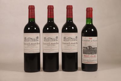 trois bouteilles de vin rouge sont alignées sur une surface blanche