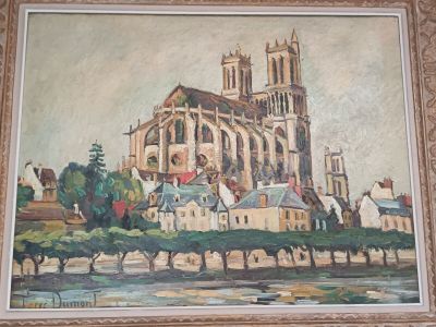une peinture représentant un grand bâtiment accrochée au mur