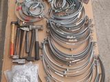 un grand nombre d'outils posés sur une table