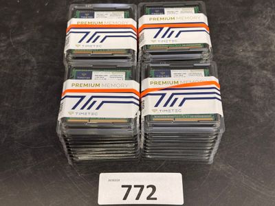 Plusieurs piles de cartes sont empilées les unes sur les autres sur une table.