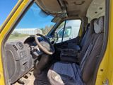 un camion jaune équipé d'un volant et d'un siège