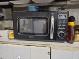 un micro-ondes posé sur un comptoir dans une cuisine