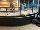 une vitrine en verre au milieu d'un magasin