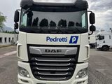 un camion blanc garé sur le bord de la route