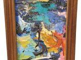 Un tableau représentant une femme en robe jaune est présenté dans un cadre en bois