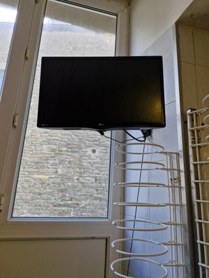 une télévision allumée dans un coin de la pièce