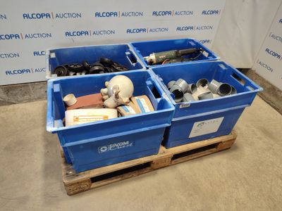 deux bacs bleus remplis d'objets divers, posés sur une palette