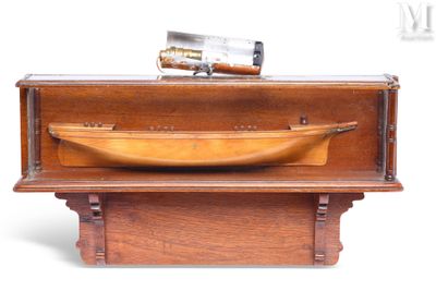 un bateau en bois posé sur une étagère en bois