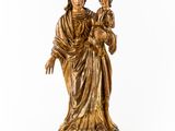 l'image d'une statue représentant une femme tenant un enfant dans ses bras