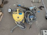 une photo montrant un tas d'outils posés par terre