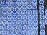 beaucoup de carreaux bleus et blancs au sol