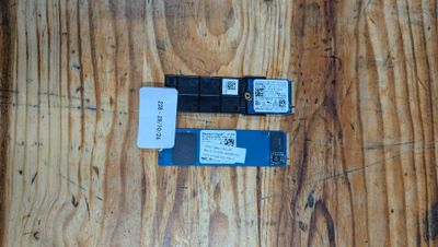 deux appareils électroniques posés sur une table en bois