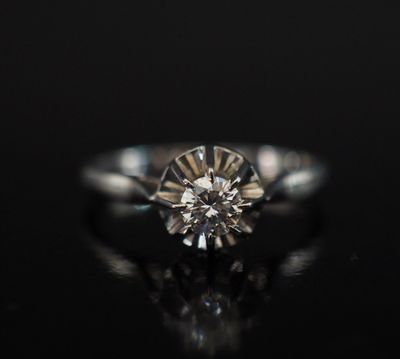 Bague de forme solitaire en or blanc 750, sertie en son cent…