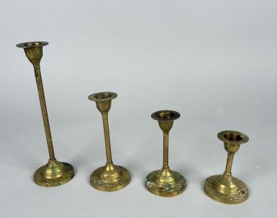 Bougeoirs (x4) en métal doré. H.