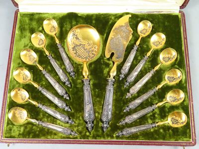 une boîte contenant un service de cuillères en argent et des cuillères à soupe