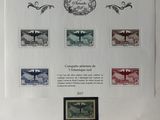 une photo d'une photo montrant des timbres accrochés au mur