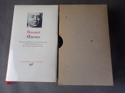 un livre ouvert sur lequel figure la photo d'un homme