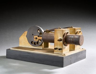 la maquette d'une machine posée sur une table