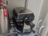 deux bouilloires et une cafetière sur une étagère