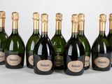 six bouteilles de champagne alignées sur une surface blanche