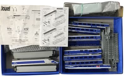 une boîte bleue contenant tout un tas d'outils