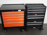 deux commodes noires et orange posées sur un parquet en bois massif