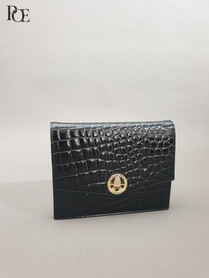 POURCHET, Petit sac du soir en cuir vernis noir façon crocod…