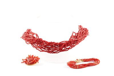 Ensemble composé d'un collier et d'un bracelet rouges en perles, sur fond blanc