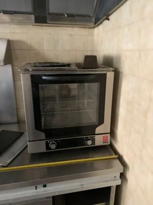 un four grille-pain posé sur une table dans une cuisine