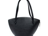 un sac à main noir sur fond blanc, muni d'une anse noire