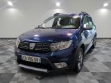 une photo d'une dacia bleue garée sur un sol en damier