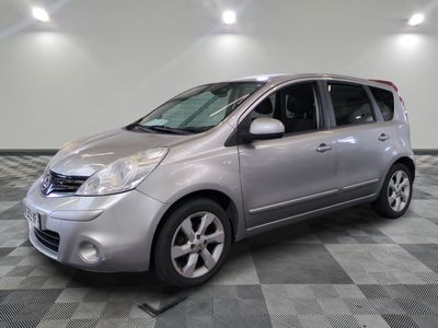la photo d'une voiture argentée garée dans un garage