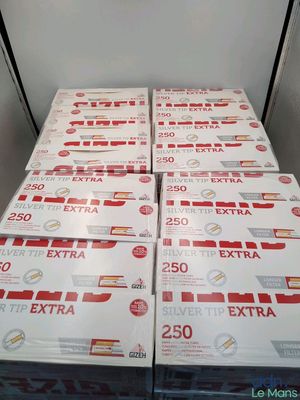 Plusieurs cartouches de cigarettes « extra extra » sont empilées les unes sur les autres