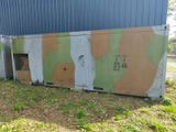 un graffiti sur la façade d'un immeuble peint en vert et en marron