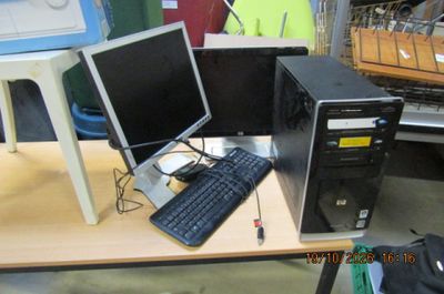 deux écrans d'ordinateur et un clavier sur un bureau