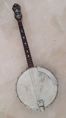 un banjo posé par terre près d'un mur