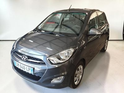 la voiture est garée dans le showroom, dans le showroom