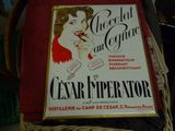 une pancarte au dos d'une chaise sur laquelle on peut lire « Cesar Imperator »