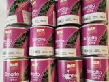 Plusieurs boîtes de conserve sont empilées les unes sur les autres sur un lit