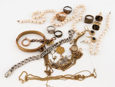 de nombreux types de bijoux sur la table