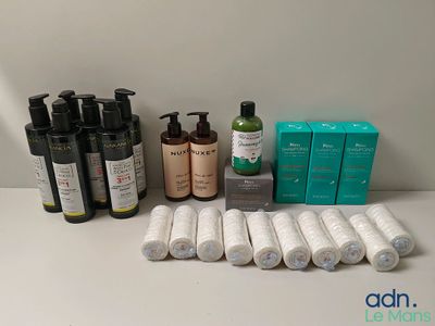 de nombreux types de produits de soins de la peau sur la table