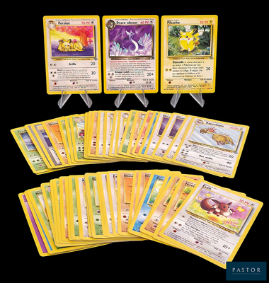 Coffret du jeu de cartes à collectionner Pokémon contenant de nombreuses cartes sur fond noir
