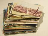 une pile de vieilles cartes postales posée sur une table