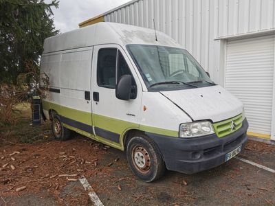 une camionnette blanche garée sur un parking à côté d'un bâtiment