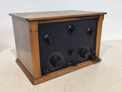 une radio à l'ancienne posée sur une table blanche