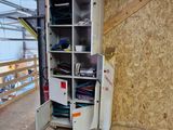 une photo d'un petit meuble de rangement dans un garage