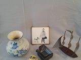 une photo représentant un ensemble d'objets posés sur une table