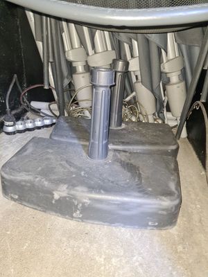 Y26 : 4 parasols et 2 piètements de parasol