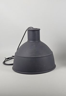 une paire de lampes industrielles noires sur fond blanc